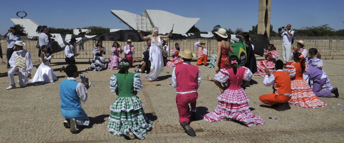 Grupo de manifestantes dançou uma quadrilha em frente ao STF em alusão ao crime de formação de quadrilha, acusação de boa parte dos réus do mensalão | Valter Campanato/ABr