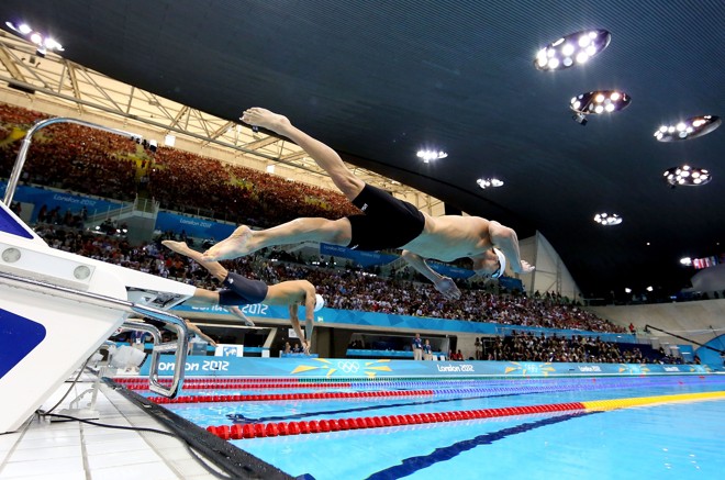 Michael Phelps salta para disputar eliminatória dos 100m borboleta | 