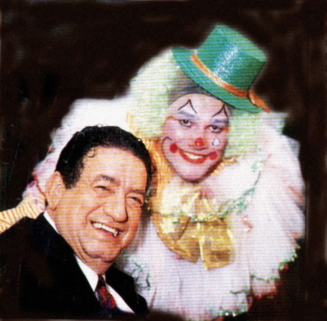 O apresentador com o Palhaço Piri, que é entrevistado no documentário |