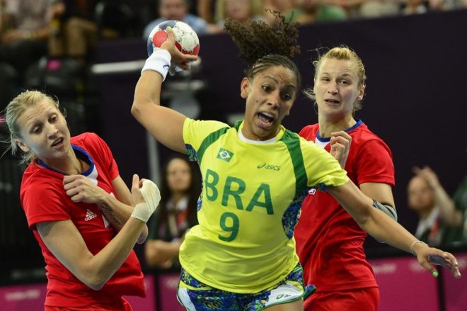 Ana Paula Rodrigues atira contra a meta russa. Seleção perdeu a primeira nesta sexta (3) | 