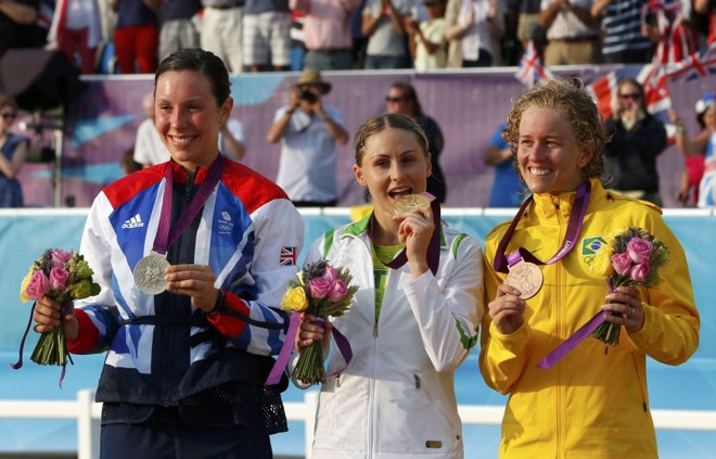 No pódio, ao lado das outras medalhistas |