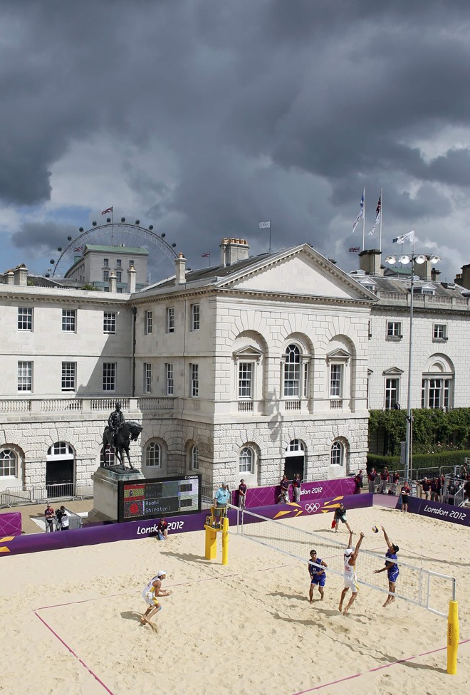 Vista do Horse Guards Parade, durante a partida do vôlei de praia entre os japoneses Kentaro Asahi e Katsuhiro Shiratori (dir) e os espanhóis Pablo Herrera Allepuz e Adrian Gavira Collado | 
