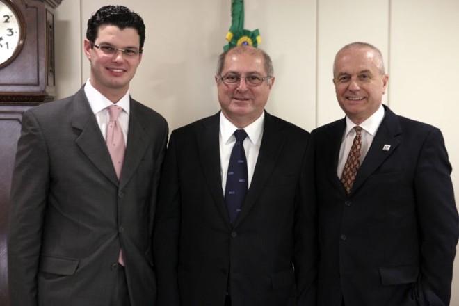 De volta à presidência da Associação Brasileira de Emissoras de Rádio e Televisão (Abert), Daniel Pimentel Slaviero (à esq.) fez uma visita de cortesia ao ministro das Comunicações, Paulo Bernardo, na quinta-feira. Estava acompanhado do diretor-geral da entidade, Luiz Antonio Antonik (à dir.) |