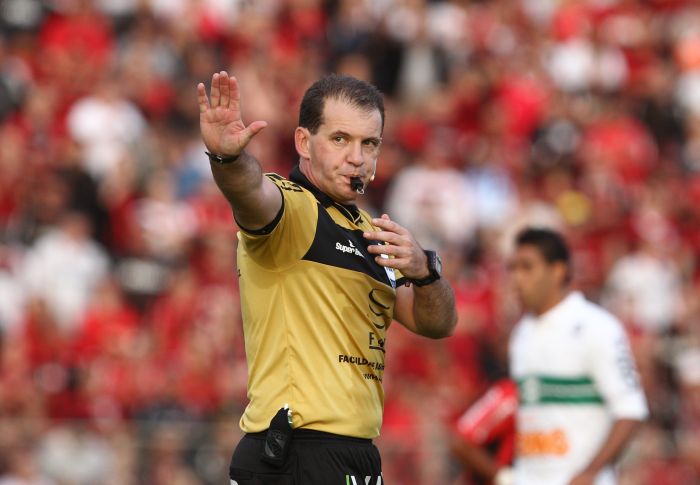 Árbitro Evandro Rogério Roman não passou nos testes da Fifa e está fora do quadro de arbitragem do Brasileirão nos próximos meses | Daniel Castellano/Agência de Notícias Gazeta do Povo