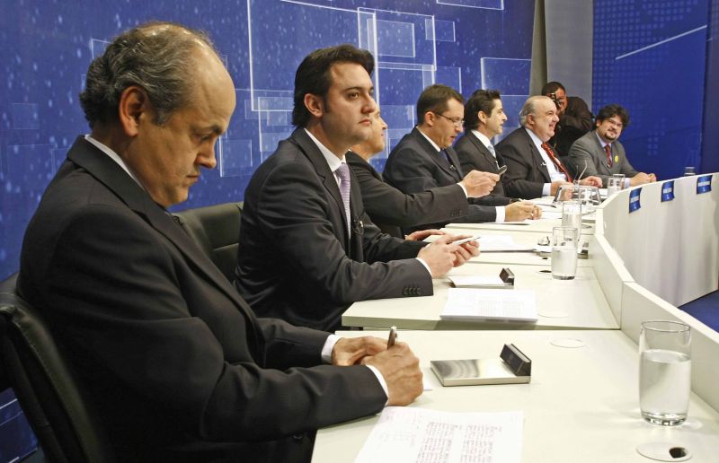 Candidatos à prefeitura se preparam para começar o debate: metrô foi assunto que gerou polêmica entre os concorrentes | Hugo Harada/ Gazeta do Povo