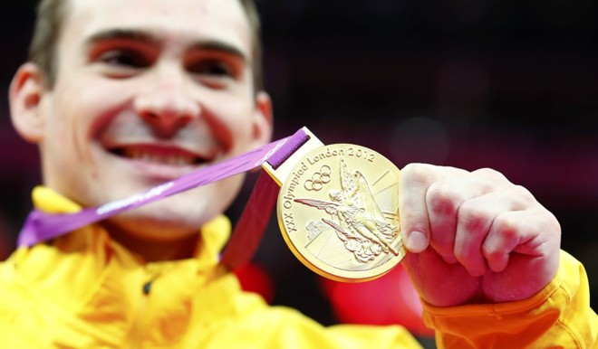 Arthur Zanetti segura a primeira medalha de ouro da ginástica brasileira | 