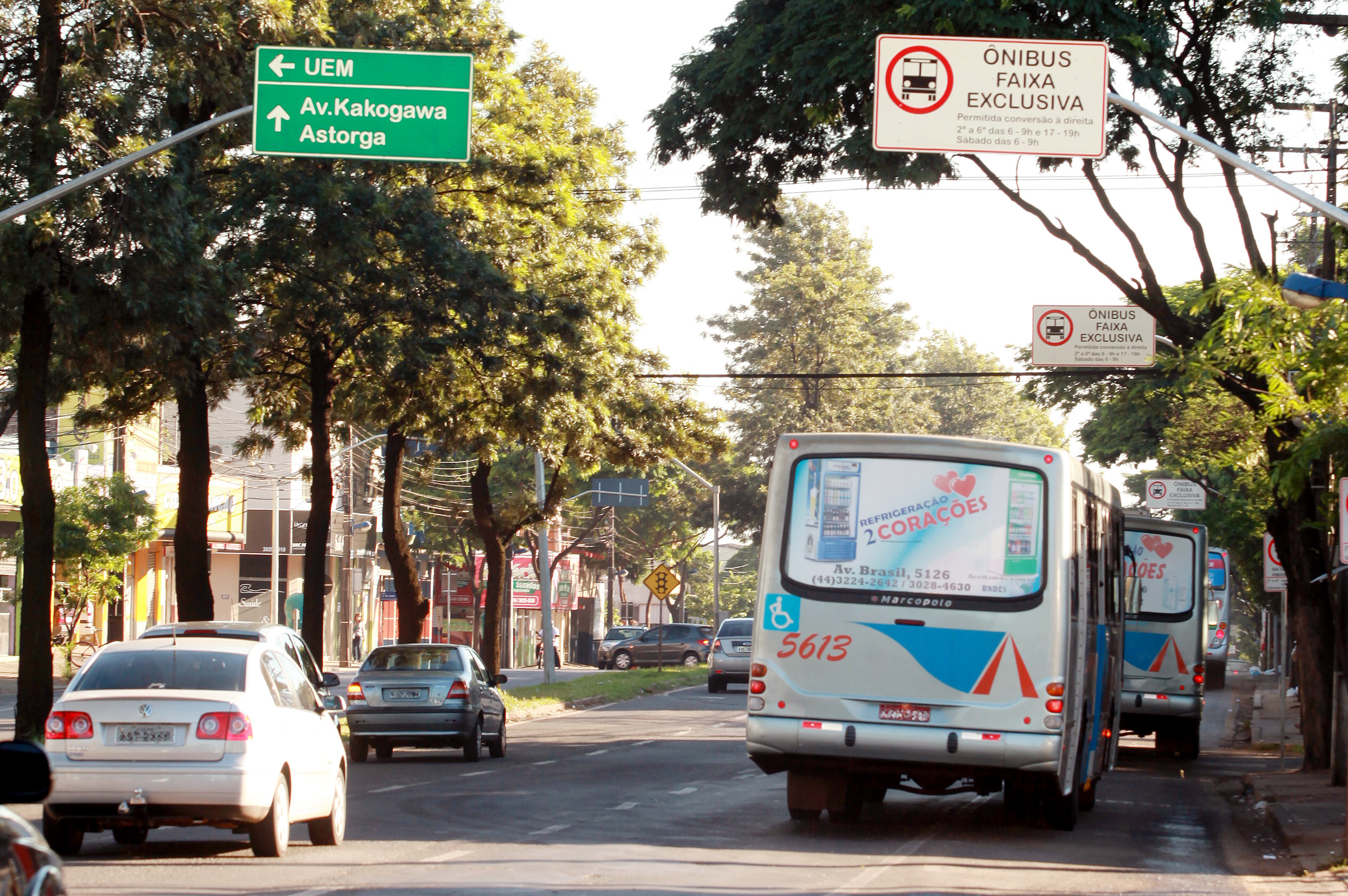 A Setran também anunciou que dará início a um trabalho de conscientização para evitar que os carros estacionem sobre a calçada ao longo do trecho da avenida que possui faixa exclusiva para ônibus | Divulgação/PMM