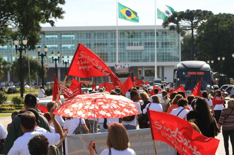 Protesto realizado em maio por servidores estaduais em frente do Palácio Iguaçu: sem aumento salarial até que as contas do governo do Paraná voltem ao azul | Aniele Nascimento/ Gazeta do Povo