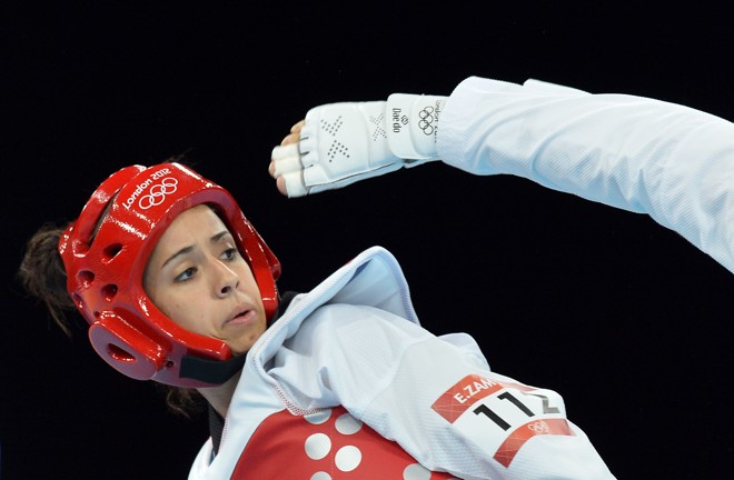 A guatemalteca Elizabeth Zamora Gordillo (esq) se esquiva do golpe da chinesa Wu Jingyu no taekwondo, categoria até 49 quilos | 