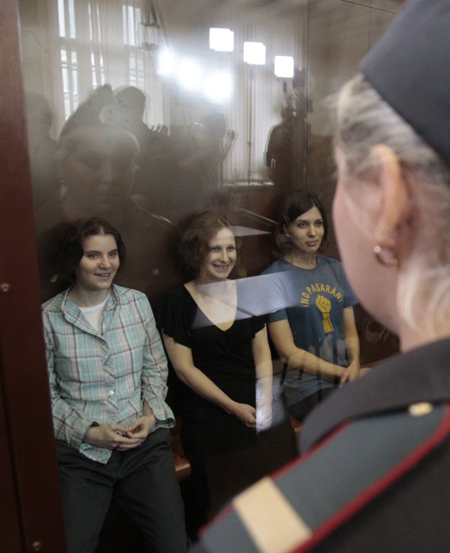 Integrantes da banda Pussy Riot são vigiadas por policial durante audiência em tribunal de Moscou | Reuters/Sergei Karpukhin