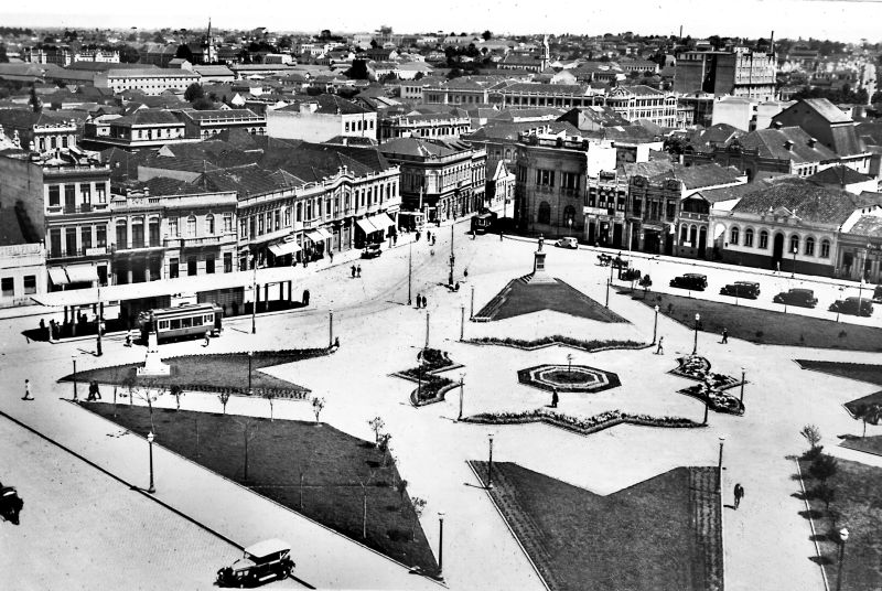 A Praça Tiradentes em 1934, quando sofreu uma reforma, sendo então plantados os ipês que lá estão até hoje | Arquivo CD