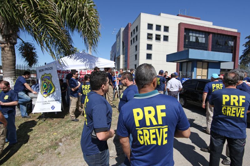Policiais rodoviários federais seguem em greve: mais serviços serão prejudicados | Antônio More/ Gazeta do Povo