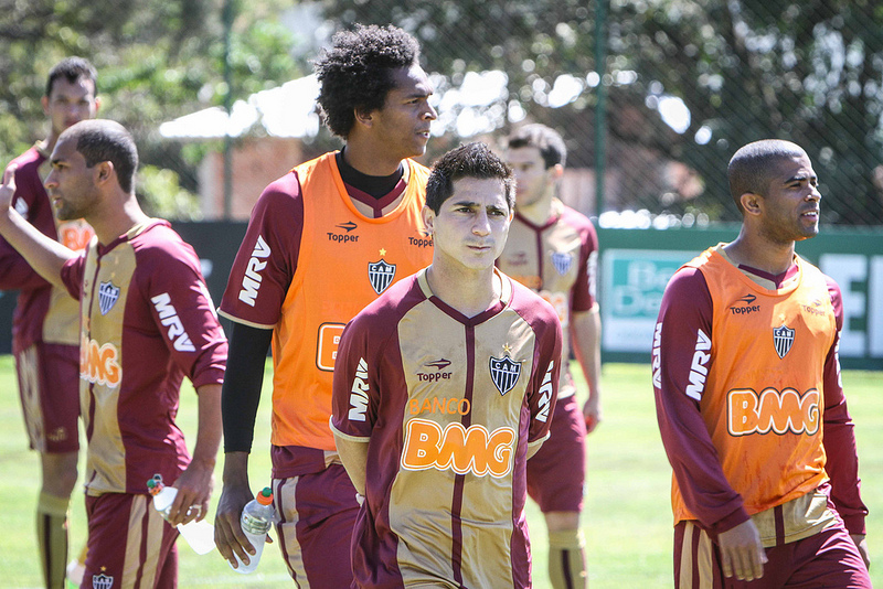 O meia Danilinho (centro) é um dos cotados para a vaga do argentino Escudero | Flickr/Divulgação