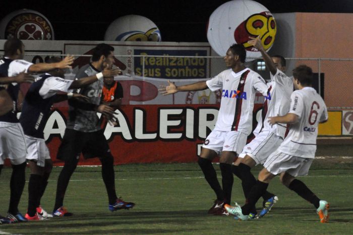 O centroavante Marcão abre os braços para comemorar com os companheiros o primeiro gol do Atlético no Nazarenão | Frankie Marcone / Futura Press