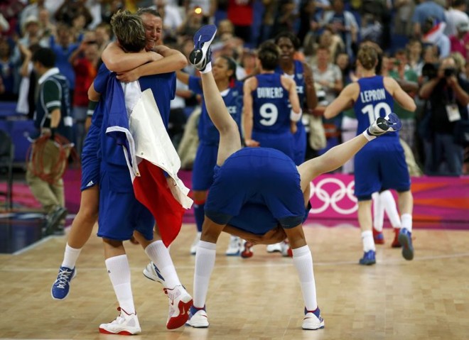 Francesas comemoram vitória contra a Rússia na semi do basquete feminino | 