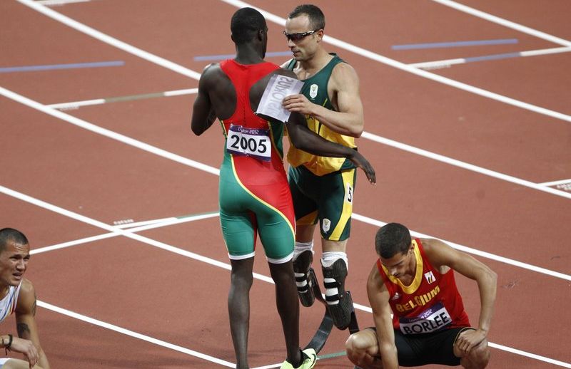 Vencedor da batreia, Kirani James pediu e ganhou o nome e o número de inscrição de Pistorius | Daniel Castellano / Gazeta do Povo - enviado especial