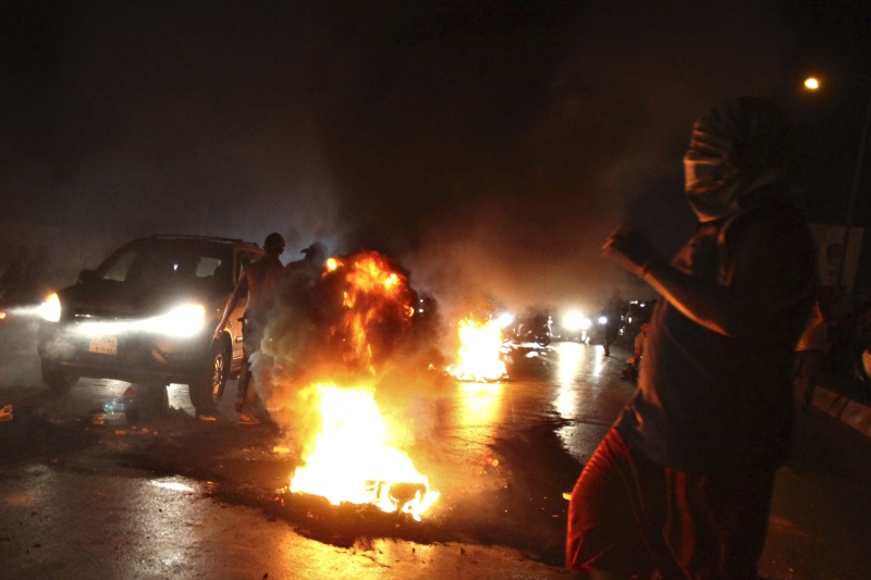 Libaneses bloqueiam acesso ao aeroporto em Beirute | Khalil Hassan/Reuters