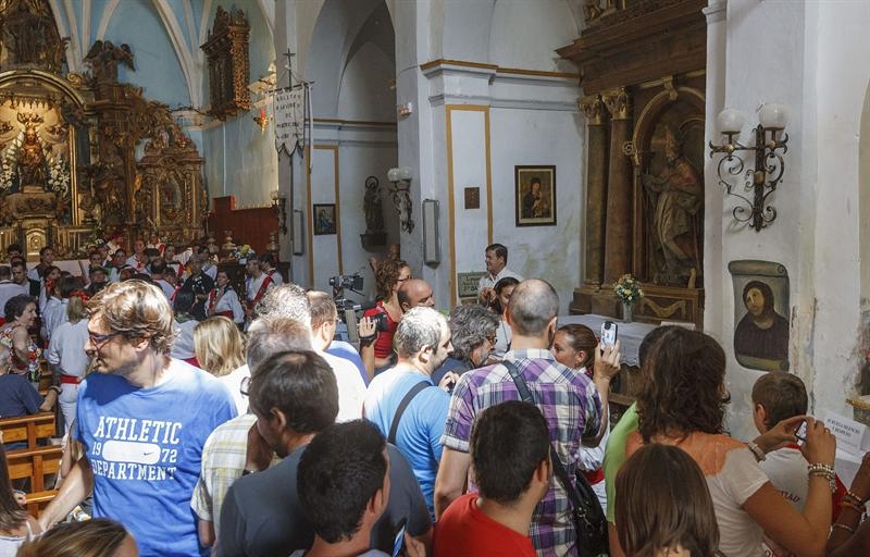 Turistas fazem fila para tirar foto da restauração da pintura do "Ecce Homo" | EFE