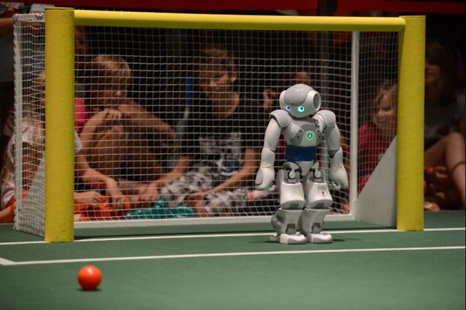 Robô joga futebol em feira tecnológica na Alemanha | 