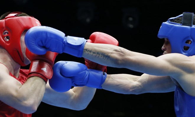 No boxe, O ucraniano Ievgen Khytrov (esq) se defende do britânico Anthony Ogogo | 