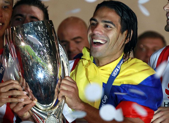 Colombiano Falcao Garcia com o troféu de campeão da Supercopa: centroavante do Atlético de Madrid marcou três gols na decisão com o Chelsea | Reuters