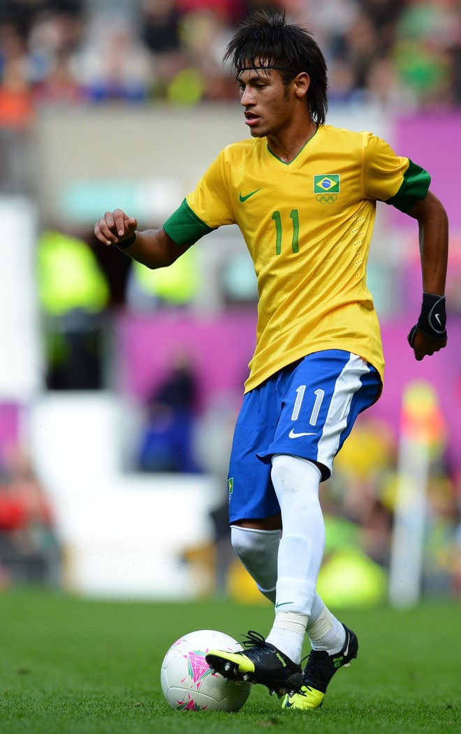 Neymar fez o gol da virada brasileira sobre a Bielorrússia, em Manchester |
