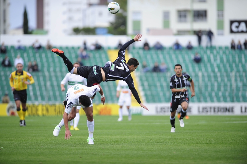 Ayrton disputa com o atacante Caio, do Figueirense: velocidade dos catarinenses engoliu o Coritiba | Roberto Scola/Diário Catariense