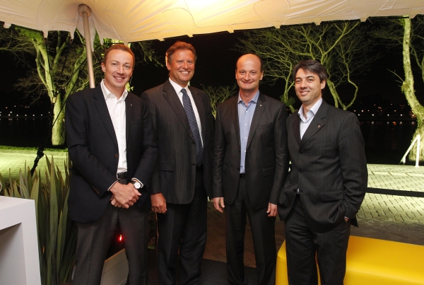 O presidente da Renault do Brasil, Olivier Murguet (camisa azul, ao centro), com o diretor de marketing da montadora, Frederic Posez (à esq.), o vice-presidente financeiro, François David (de gravata), e o diretor de Comunicação, Caíque Ferreira, foram os anfitriões do jantar de lançamento da nova linha Sandero e Logan 2013. O evento reuniu jornalistas especializados em automóveis de todo o Brasil na noite de quinta-feira no Expo Renault Barigui | Rodolfo Bührer