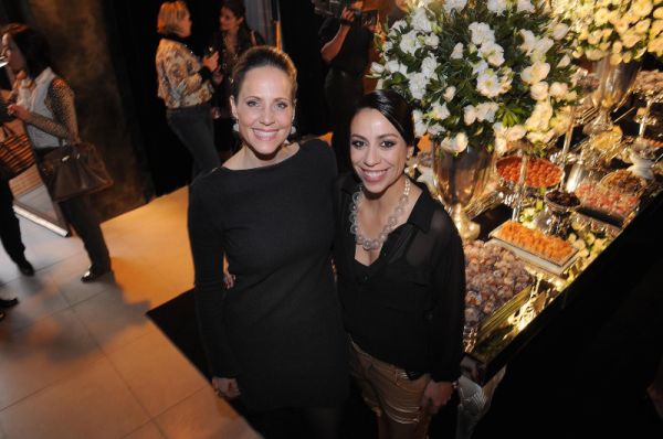 A chef Daniela Prosdócimo Caldeira (à esq.) e sua sócia Danielle Cruz comandaram ontem o badalado coquetel de inauguração do La Table Douce, buffet de doces finos e artesanais no Espaço La Table, com presença maciça de vips da cidade | Kraw Penas