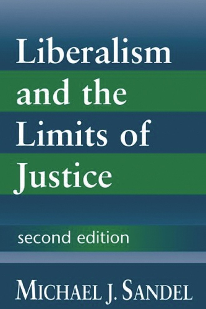 Liberalism and the Limits of Justice: Livro de estreia de Sandel, foi publicado em 1982, com um resumo da tese de doutorado defendida por ele. Mais técnico do que a maior parte de seus livros, traz uma análise da teoria de John Rawls de que o Estado deve ser neutro e tenta rebater essa afirmação por meio de um estudo antropológico. Segundo ele, só poderíamos querer um Estado que não tome posições morais se fôssemos pessoas capazes de não levar em conta, na hora da discussão política, as nossas principais características. Como somos pessoas que não conseguem esquecer seu passado, sua cultura e sua história, afirma ele, isso se torna impossível e indesejável.Serviço: Cambridge University Press, 252 págs., US$ 38,90. (Não disponível em português) |