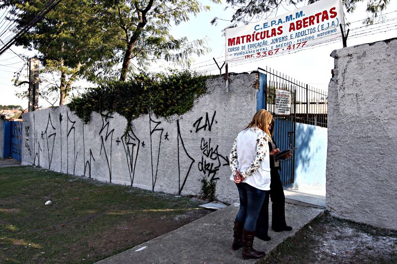 Muro do Colégio Algacyr Maeder havia sido recém-pintado: vandalismo feito por gente conhecida | Felipe Rosa/Gazeta do Povo