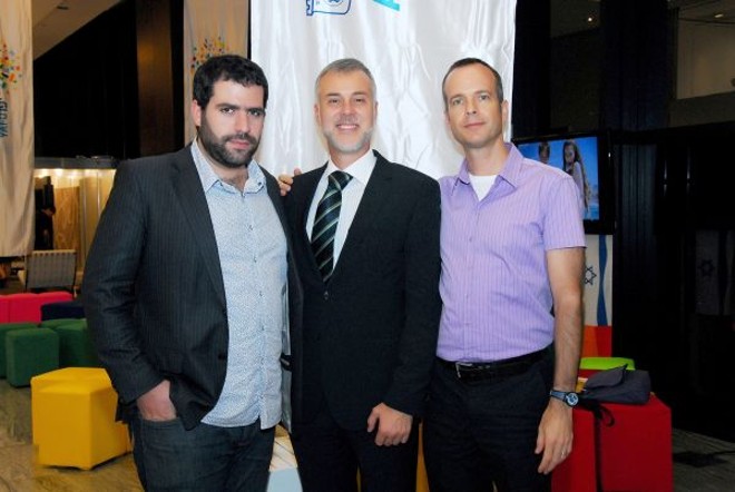 O curitibano Luiz Carlos Redeschi (ao centro), diretor da Rowan Eventos e idealizador do Expo Business LGBT, comemora o sucesso da segunda edição do evento, em São Paulo, com Mauricio Schuartz (à esq.), adido cultural do Consulado de Israel em São Paulo, e Adir Steiner, que representou a prefeitura de Tel Aviv |