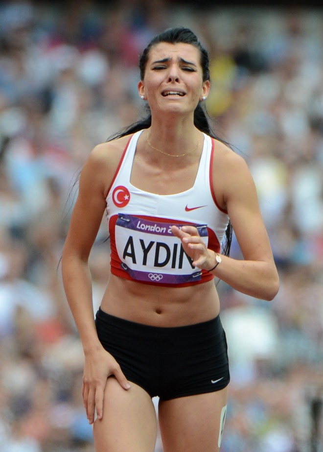 A turca Merve Aydin sente uma contusão muscular durante a eliminatória dos 800 metros rasos | 