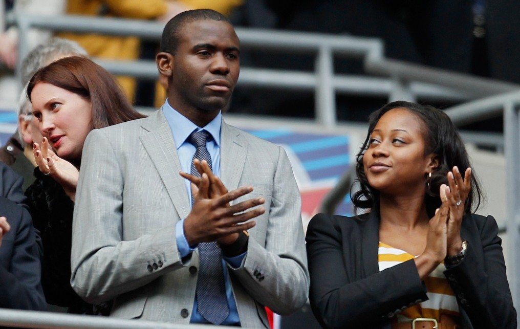 Fabrice Muamba ao lado da namorada; aposentadoria precoce | Ian Kingston/ AFP