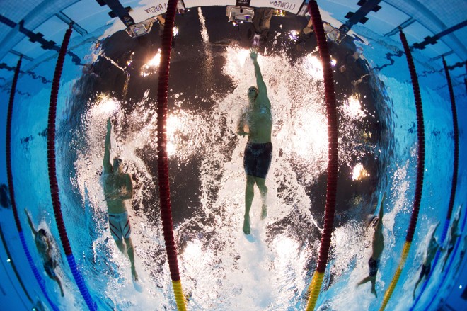 Thiago Pereira (esq), o húngaro Laszlo Cseh (centro) e o japonês Kosuke Hagino competem na semifinal dos 200m medley | 