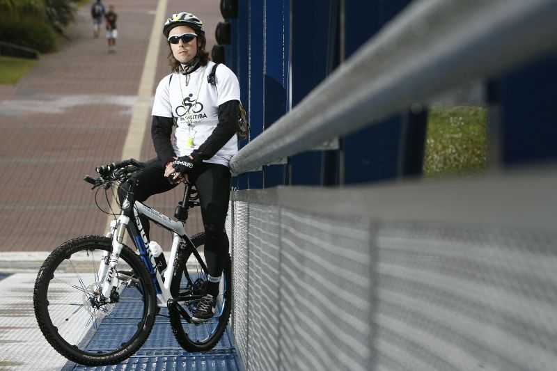 As aulas de Eduardo incluem legislação de trânsito, posicionamento correto sobre a bike e manutenção do veículo | Hugo Harada/Gazeta do Povo
