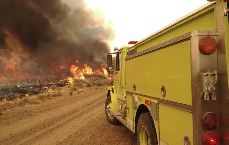 Bombeiros tentam apagar chamas em Ravendale, no norte da Califórnia | REUTERS/US Forest Service/Divulgação