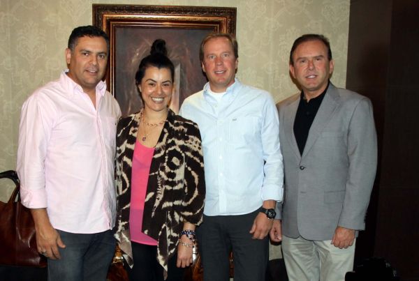 Eleutherio Netto (primeiro à esq.), José Ost e Carlos Sandrini com a professora do curso de Artes Visuais do Centro Europeu, Fernanda Pavão, que acaba de chegar de Nova York, onde se formou na Parsons The New School of Design. A próxima turma de Artes Visuais começa amanhã, com o artista plástico Eleutherio Netto como coordenador do curso | Eduardo Betinardi