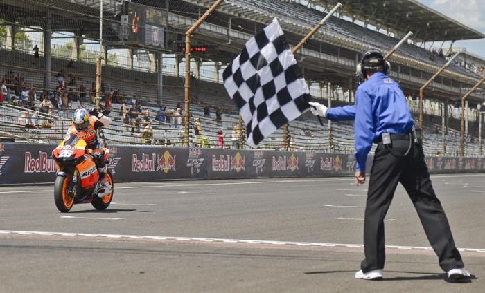 O espanhol Dani Pedrosa recebe a bandeira quadriculada em Indianápolis | Tannen Maury / EFE