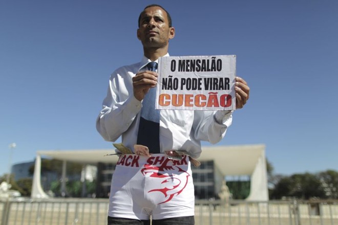 Manifestante lembrou os dólares encontrados na cueca do assessor do deputado José Guimarães (PT-CE) |