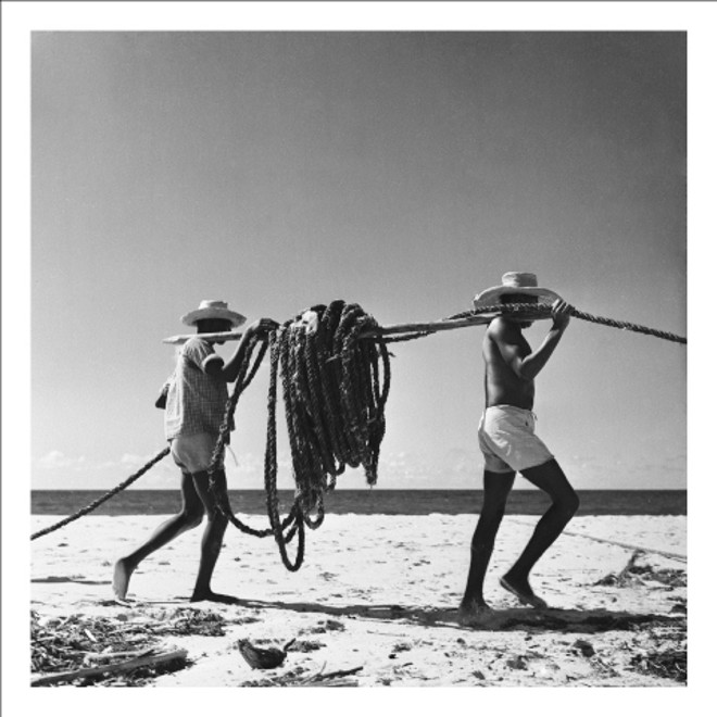 O fotógrafo faz apenas registros em preto e branco, com câmera analógica. |