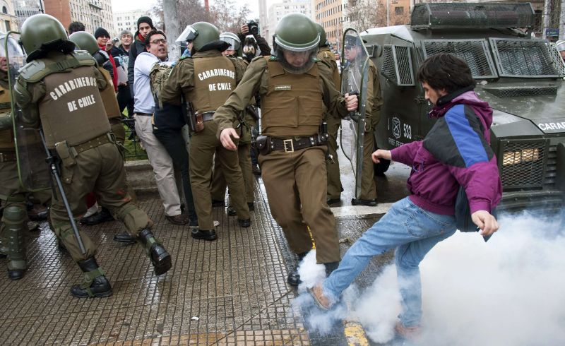 Policiais e estudantes se enfrentaram nas ruas de Santiago, no Chile. Protestos pedem mudanças na Educação do país | AFP PHOTO/Claudio SANTANA