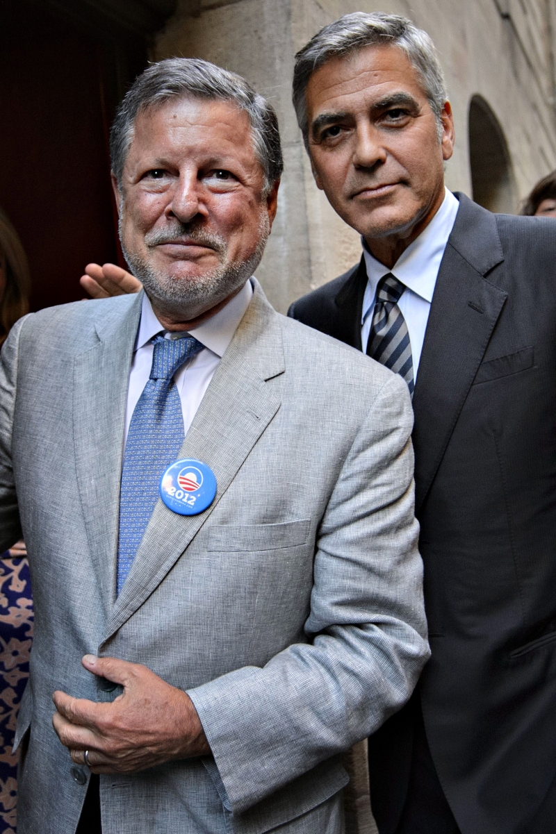 George Clooney (à dir.) e o líder democrata Charles Adams | Fabrice Coffrini/AFP