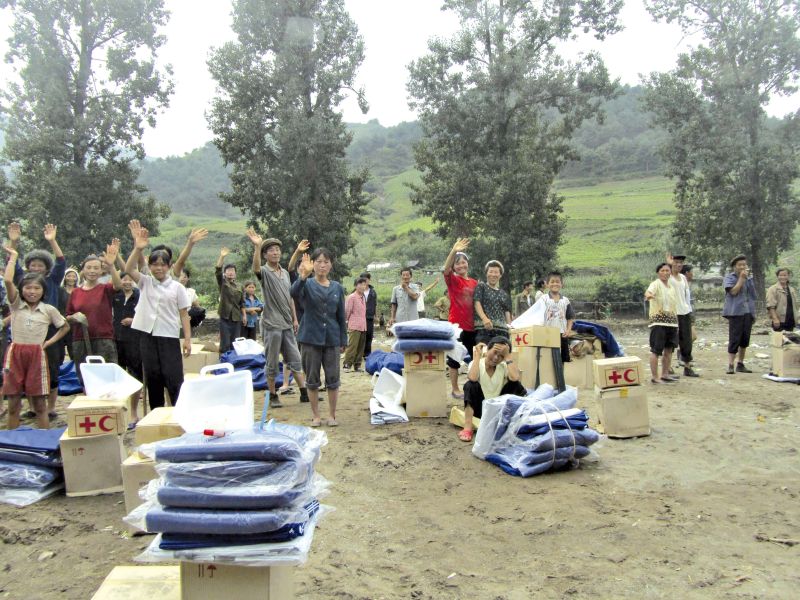 Norte-coreanos de hit Songchon (sul) recebem bens de ajuda humanitária da Cruz Vermelha | Cruz Vermelha/Reuters
