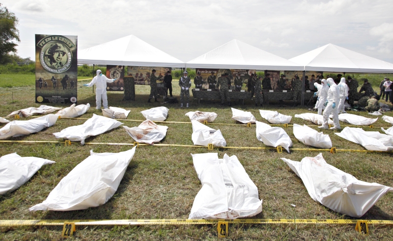 Corpos de guerrilheiros mortos pelo Exército colombiano são expostos na base militar de Villavicencio, em março de 2012 | John Vizcaino/Reuters