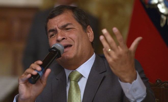 Rafael Correa, presidente do Equador, quer garantias de que Assange não será transferido da Suécia para outro país, caso seja extraditado | AFP PHOTO/RODRIGO BUENDIA