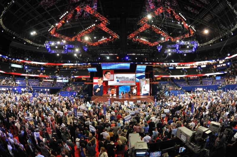 Delegados acompanham contagem de voto na convenção republicana que selou a candidatura de Mitt Romney à Presidência dos EUA, em Tampa, Flórida | Stan Honda/AFP