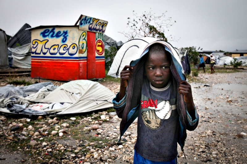 Violência do clima destruiu a casa da família de Dickenson Prudhomme, em Porto Príncipe | Benjamin Rusnak/Reuters