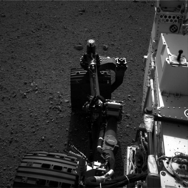 Câmeras a bordo do Curiosity revelam imagens de Marte. Na foto, aparecem parte do veículo-robo e um do solo do Planeta Vermelho | Nasa/Reuters/Divulgação