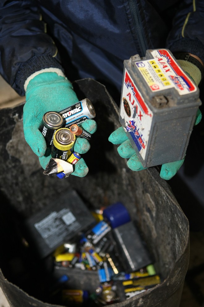 Na usina de reciclagem em Campo Magro, peças de computadores são separadas do lixo normal e uma carta convite é enviada a empresas que compram materiais de informática. As pilhas e baterias são separadas e encaminhadas aos postos da prefeitura |